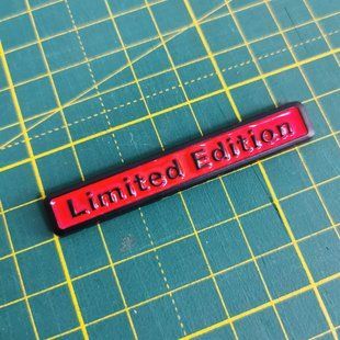 3D автомобільна емблема Limited Edition чорна на червоном 300932 фото