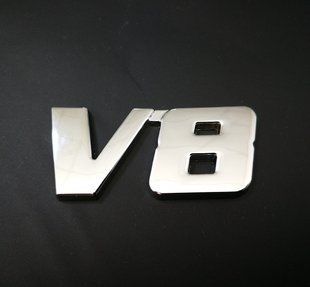 3D эмблема на авто V8 300621 фото